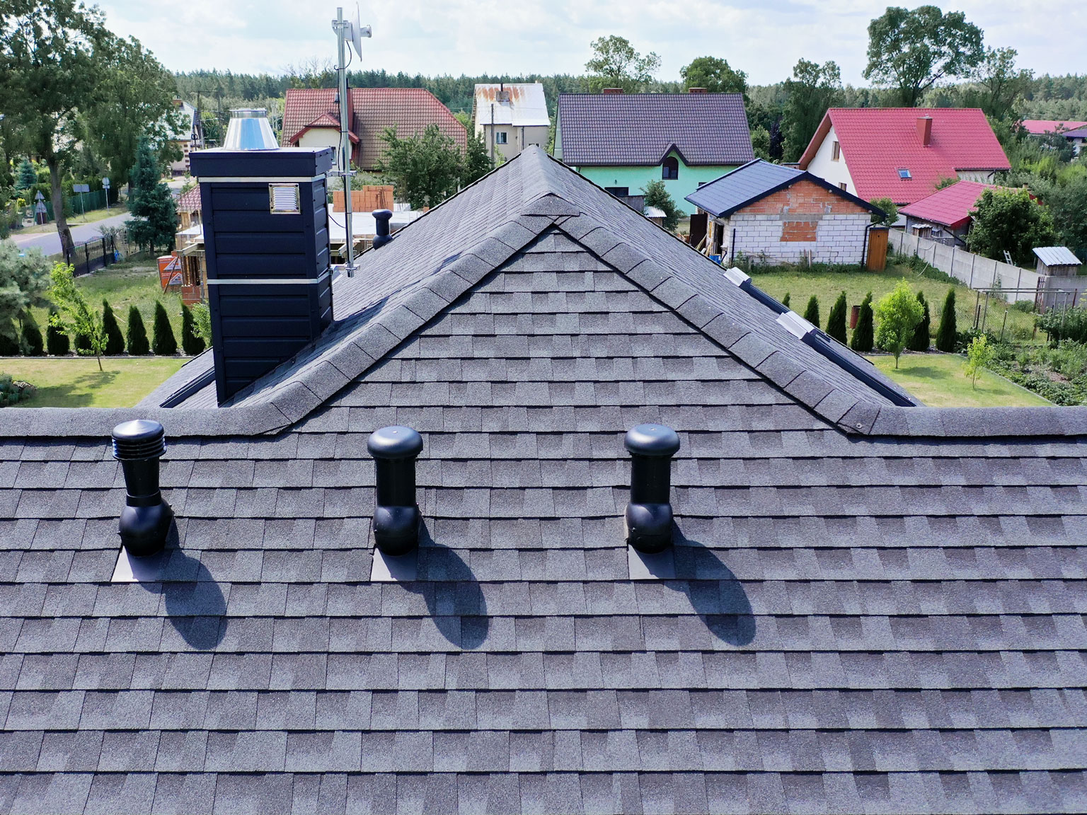 Prawidłowo zamontowane kominki wentylacyjne przyczyniają się do szybkiej i efektywnej wymiany powietrza z pomieszczeń - gont bitumiczny GAF